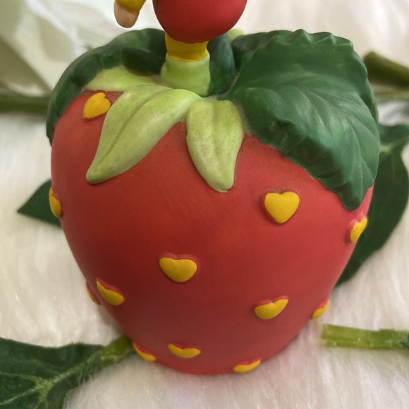 Avon Vintage Porcelain Bell Hearts Delight a Strawberry w/ an Elf Pixie 1993 - Picture 12 of 17